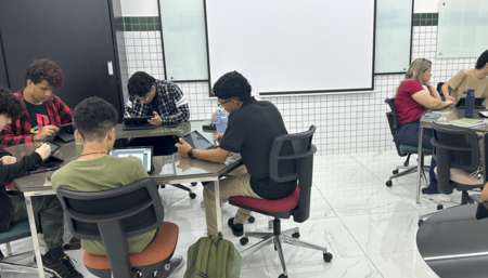 Com foco em criatividade e prática profissional, estudantes do curso Tecnólogo em Design Gráfico desenvolvem layout para o novo linktree da Faculdade CET.