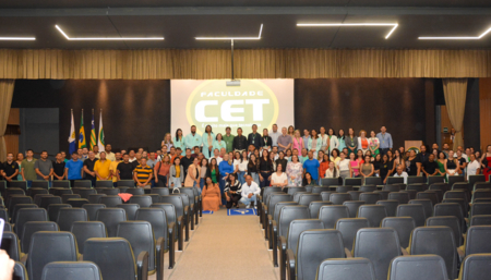 A Cerimônia Acolhimento da Faculdade CET, é um evento que reforça a importância de dar as boas-vindas aos calouros e veteranos